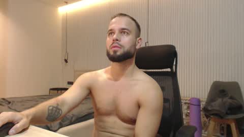 Snapshot of sandro_best chatting on 11.24.25 DeAlex online show from 11.24.25