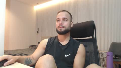 Snapshot of sandro_best chatting on 11.24.25 DeAlex online show from 11.24.25