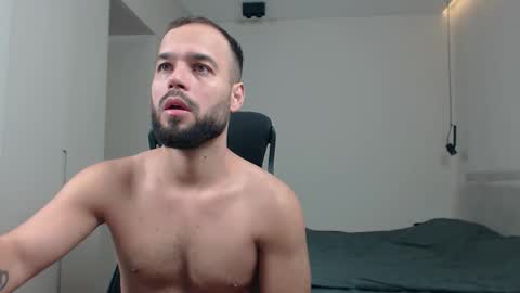 Snapshot of sandro_best chatting on 11.26.25 DeAlex online show from 11.26.25