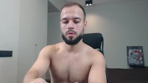 Snapshot of sandro_best chatting on 11.28.25 DeAlex online show from 11.28.25