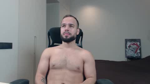 Snapshot of sandro_best chatting on 11.30.25 DeAlex online show from 11.30.25