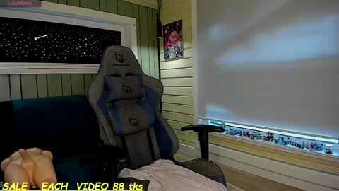 Snapshot of sandy_chris chatting on 12.14.25 Sandy and Chris online show from 12.14.25