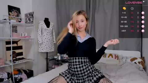 Snapshot of sandycramerrr chatting on 11.22.25 Sandy online show from 11.22.25