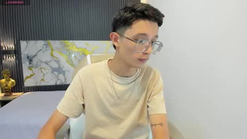 santiago_russo18 online show from 09.14.25