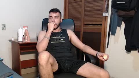 Snapshot of santiexxx chatting on 12.14.25 santiexxx online show from 12.14.25