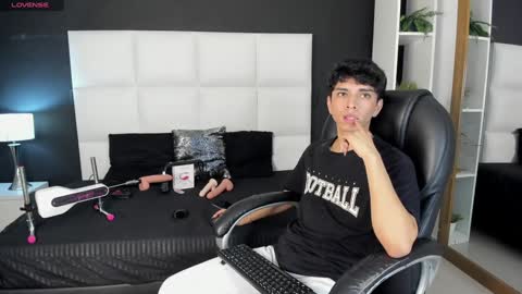 Snapshot of santy_carrington chatting on 12.05.24 Santiago Carrington online show from 12.05.24