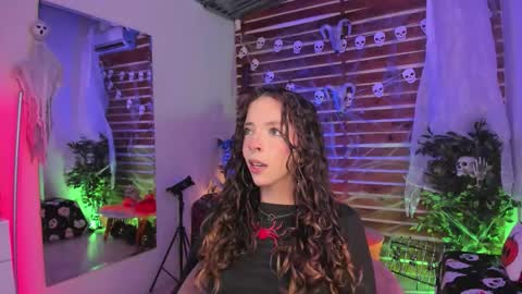 Snapshot of sapphire_venus chatting on 10.19.25 Valerin online show from 10.19.25