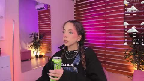 Snapshot of sapphire_venus chatting on 11.19.25 Valerin online show from 11.19.25