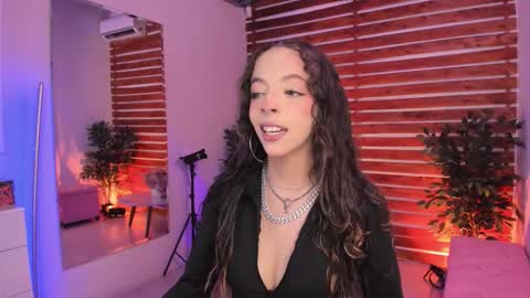 Snapshot of sapphire_venus chatting on 11.30.25 Valerin online show from 11.30.25