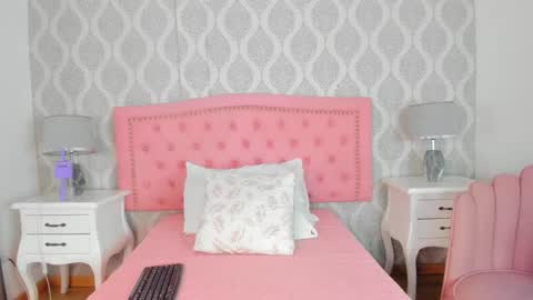 Snapshot of sara__williams chatting on 12.29.24 Sara online show from 12.29.24