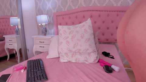 Snapshot of sara__williams chatting on 01.08.25 Sara online show from 01.08.25