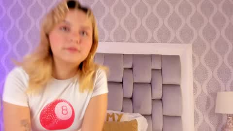 Snapshot of sara__williams chatting on 03.11.25 Sara online show from 03.11.25