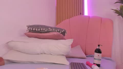 Snapshot of sara__williams chatting on 09.24.25 Sara online show from 09.24.25