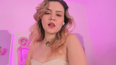 Snapshot of sara__williams chatting on 11.08.25 Sara online show from 11.08.25