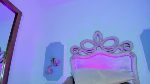 Snapshot of sara__williams chatting on 11.19.25 Sara online show from 11.19.25