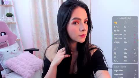 Snapshot of sara_alvarez_ chatting on 10.10.25 Sara  online show from 10.10.25