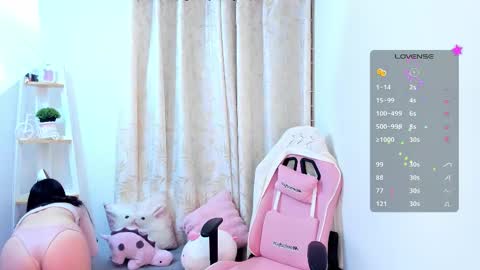 Snapshot of sara_alvarez_ chatting on 11.25.25 Sara online show from 11.25.25