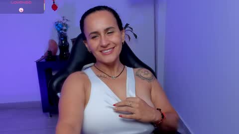 Snapshot of sara_charmy chatting on 06.06.26 online show from 06.06.26