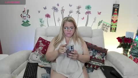 Snapshot of sara_crowe chatting on 12.24.24 Sara Crowe online show from 12.24.24