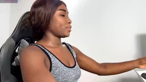 Snapshot of sara_muscle chatting on 12.10.24 Sara online show from 12.10.24