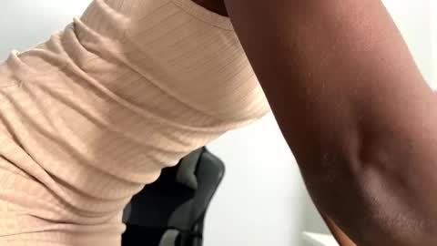 Snapshot of sara_muscle chatting on 12.18.24 Sara online show from 12.18.24