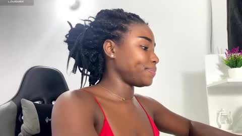 Snapshot of sara_muscle chatting on 01.08.25 Sara online show from 01.08.25