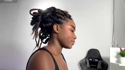 Snapshot of sara_muscle chatting on 01.16.25 Sara online show from 01.16.25