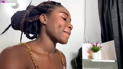 Snapshot of sara_muscle chatting on 01.23.25 Sara online show from 01.23.25