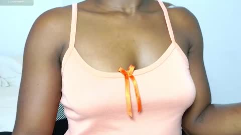 Snapshot of sara_muscle chatting on 03.11.25 Sara online show from 03.11.25