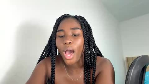 Snapshot of sara_muscle chatting on 09.18.25 Sara online show from 09.18.25