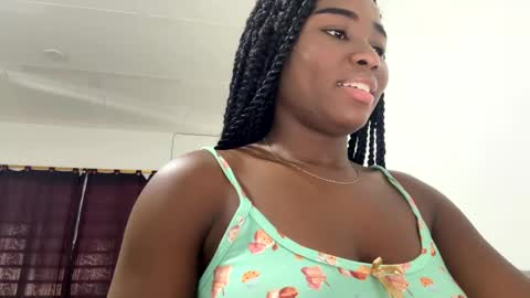 Snapshot of sara_muscle chatting on 09.22.25 Sara online show from 09.22.25