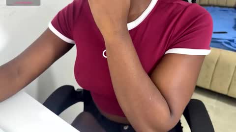 Snapshot of sara_muscle chatting on 10.17.25 Sara online show from 10.17.25