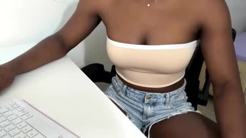 Snapshot of sara_muscle chatting on 11.05.25 Sara online show from 11.05.25