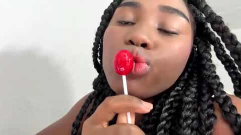 Snapshot of sara_muscle chatting on 11.18.25 Sara online show from 11.18.25