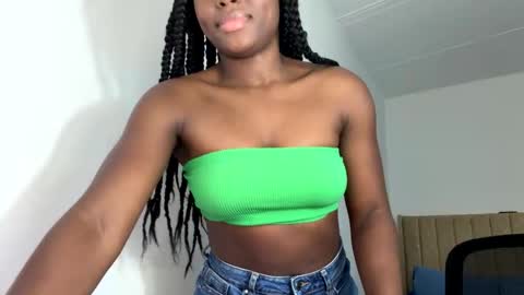 Snapshot of sara_muscle chatting on 11.22.25 Sara online show from 11.22.25