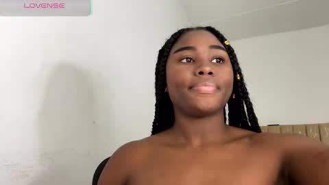 Snapshot of sara_muscle chatting on 12.05.25 Sara online show from 12.05.25