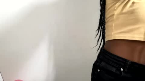 Snapshot of sara_muscle chatting on 12.15.25 Sara online show from 12.15.25