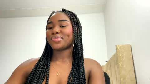 Snapshot of sara_muscle chatting on 05.26.26 Sara online show from 05.26.26