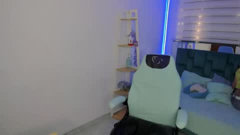 sara_red_x online show from 04.25.26