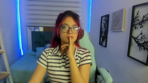 sara_red_x online show from 05.05.26