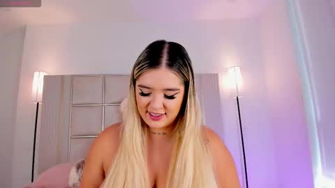 Snapshot of saraa_milleer chatting on 11.13.25 Sara Miller online show from 11.13.25