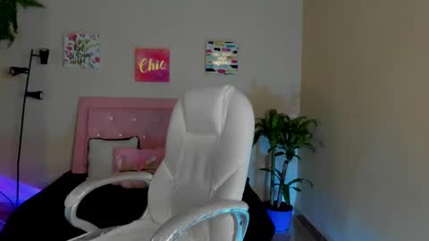 Snapshot of saraa_ramirez chatting on 02.15.25 Sarah Ramirez online show from 02.15.25