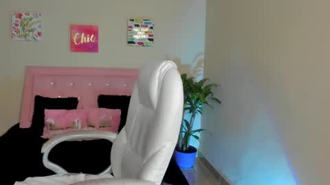 Snapshot of saraa_ramirez chatting on 02.25.25 Sarah Ramirez online show from 02.25.25