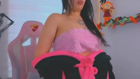 Snapshot of saraa_ramirez chatting on 10.27.25 Sarah Ramirez online show from 10.27.25