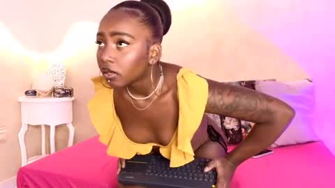 Snapshot of saraaguzman chatting on 10.10.25 saraaguzman online show from 10.10.25