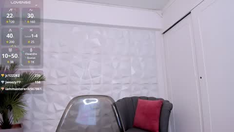 Snapshot of saraamills chatting on 12.22.24 Sara online show from 12.22.24