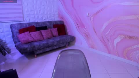 Snapshot of saraamills chatting on 01.04.25 Sara online show from 01.04.25