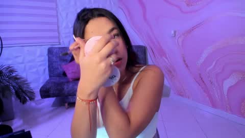 Snapshot of saraamills chatting on 01.06.25 Sara online show from 01.06.25