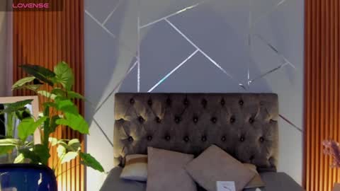 Snapshot of saraandsofi02 chatting on 12.30.24 sofia gomez420 online show from 12.30.24