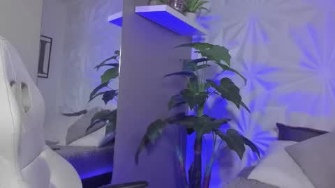 Snapshot of saraandsofi02 chatting on 11.21.25 sofia gomez420 online show from 11.21.25